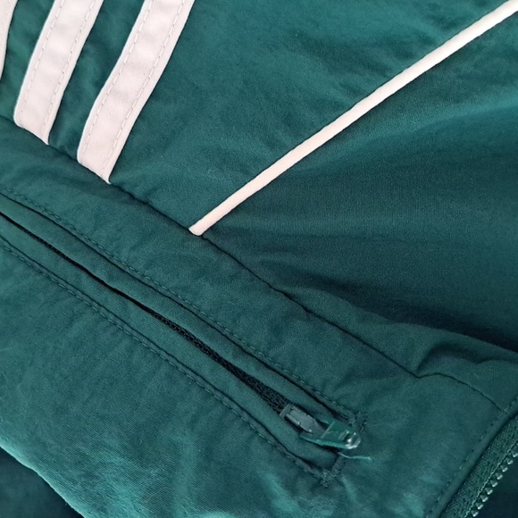 Adidas large men's built-in hoodie jacket - Picture 6 of 6